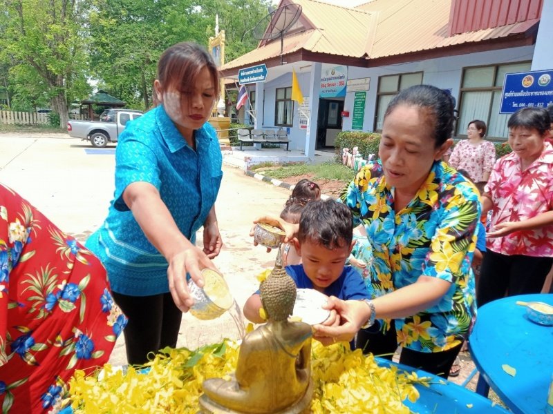 วันที่ 11 เมษายน 2567 เทศบาลตำบลปักธงชัย ได้จัดกิจกรรมรดน้ำดำหัว เพื่อเป็นการแสดงออกถึงความกตัญญูกตเวทีของผู้น้อยและขอขมาลาโทษที่ผู้น้อยอาจเคยล่วงเกินผู้ใหญ่ อีกทั้งเป็นการขอพรเพื่อความเป็นสิริมงคล ณ หอประชุมเทศบาลตำบลปักธงชัย