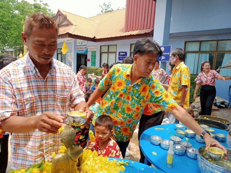 วันที่ 11 เมษายน 2567 เทศบาลตำบลปักธงชัย ได้จัดกิจกรรมรดน้ำดำหัว เพื่อเป็นการแสดงออกถึงความกตัญญูกตเวทีของผู้น้อยและขอขมาลาโทษที่ผู้น้อยอาจเคยล่วงเกินผู้ใหญ่ อีกทั้งเป็นการขอพรเพื่อความเป็นสิริมงคล ณ หอประชุมเทศบาลตำบลปักธงชัย