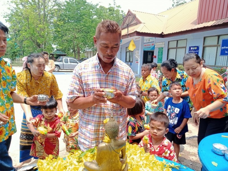 วันที่ 11 เมษายน 2567 เทศบาลตำบลปักธงชัย ได้จัดกิจกรรมรดน้ำดำหัว เพื่อเป็นการแสดงออกถึงความกตัญญูกตเวทีของผู้น้อยและขอขมาลาโทษที่ผู้น้อยอาจเคยล่วงเกินผู้ใหญ่ อีกทั้งเป็นการขอพรเพื่อความเป็นสิริมงคล ณ หอประชุมเทศบาลตำบลปักธงชัย