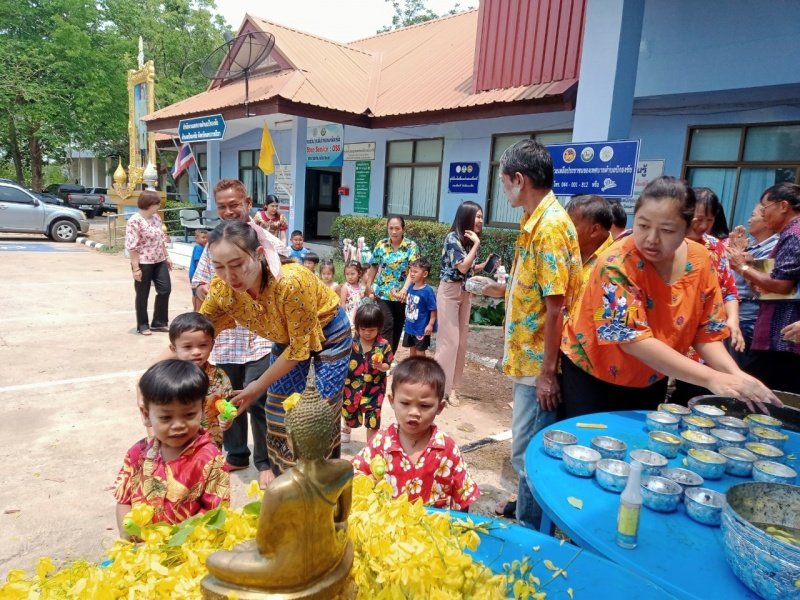 วันที่ 11 เมษายน 2567 เทศบาลตำบลปักธงชัย ได้จัดกิจกรรมรดน้ำดำหัว เพื่อเป็นการแสดงออกถึงความกตัญญูกตเวทีของผู้น้อยและขอขมาลาโทษที่ผู้น้อยอาจเคยล่วงเกินผู้ใหญ่ อีกทั้งเป็นการขอพรเพื่อความเป็นสิริมงคล ณ หอประชุมเทศบาลตำบลปักธงชัย