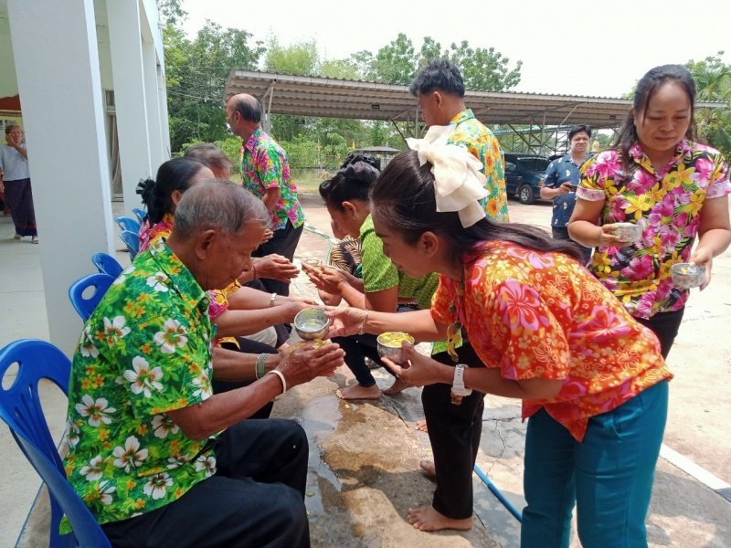 วันที่ 11 เมษายน 2567 เทศบาลตำบลปักธงชัย ได้จัดกิจกรรมรดน้ำดำหัว เพื่อเป็นการแสดงออกถึงความกตัญญูกตเวทีของผู้น้อยและขอขมาลาโทษที่ผู้น้อยอาจเคยล่วงเกินผู้ใหญ่ อีกทั้งเป็นการขอพรเพื่อความเป็นสิริมงคล ณ หอประชุมเทศบาลตำบลปักธงชัย