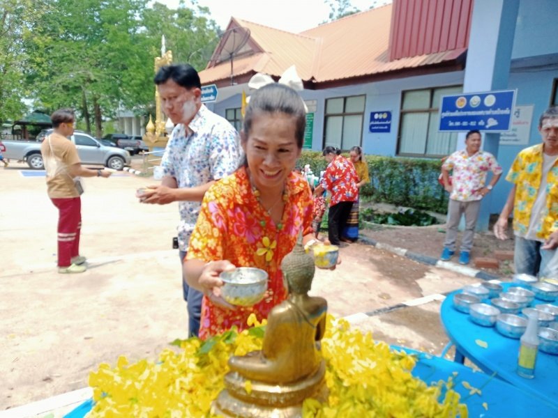 วันที่ 11 เมษายน 2567 เทศบาลตำบลปักธงชัย ได้จัดกิจกรรมรดน้ำดำหัว เพื่อเป็นการแสดงออกถึงความกตัญญูกตเวทีของผู้น้อยและขอขมาลาโทษที่ผู้น้อยอาจเคยล่วงเกินผู้ใหญ่ อีกทั้งเป็นการขอพรเพื่อความเป็นสิริมงคล ณ หอประชุมเทศบาลตำบลปักธงชัย