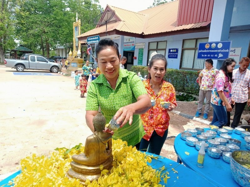 วันที่ 11 เมษายน 2567 เทศบาลตำบลปักธงชัย ได้จัดกิจกรรมรดน้ำดำหัว เพื่อเป็นการแสดงออกถึงความกตัญญูกตเวทีของผู้น้อยและขอขมาลาโทษที่ผู้น้อยอาจเคยล่วงเกินผู้ใหญ่ อีกทั้งเป็นการขอพรเพื่อความเป็นสิริมงคล ณ หอประชุมเทศบาลตำบลปักธงชัย