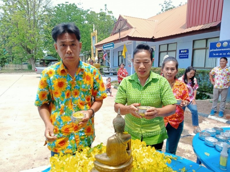 วันที่ 11 เมษายน 2567 เทศบาลตำบลปักธงชัย ได้จัดกิจกรรมรดน้ำดำหัว เพื่อเป็นการแสดงออกถึงความกตัญญูกตเวทีของผู้น้อยและขอขมาลาโทษที่ผู้น้อยอาจเคยล่วงเกินผู้ใหญ่ อีกทั้งเป็นการขอพรเพื่อความเป็นสิริมงคล ณ หอประชุมเทศบาลตำบลปักธงชัย