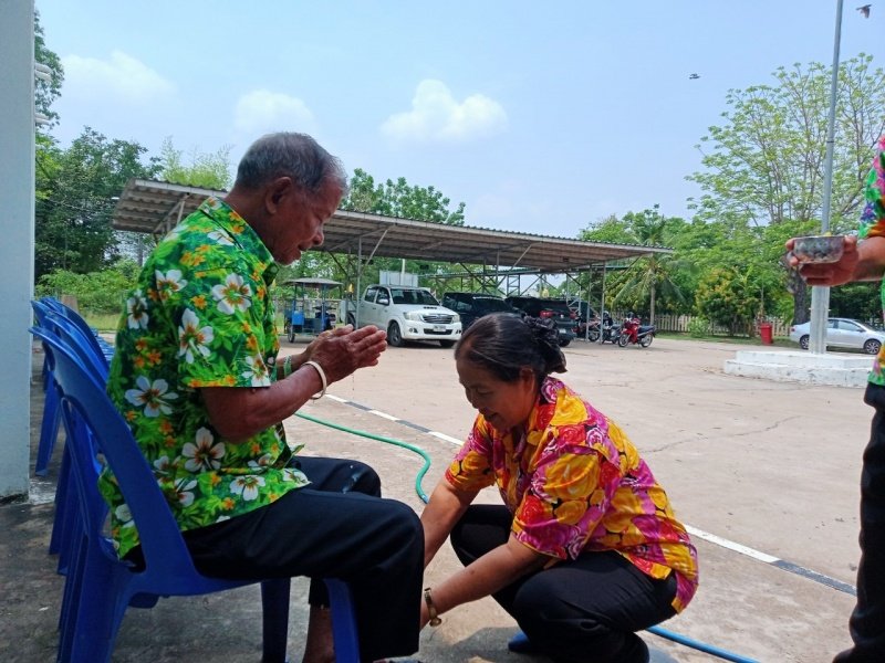 วันที่ 11 เมษายน 2567 เทศบาลตำบลปักธงชัย ได้จัดกิจกรรมรดน้ำดำหัว เพื่อเป็นการแสดงออกถึงความกตัญญูกตเวทีของผู้น้อยและขอขมาลาโทษที่ผู้น้อยอาจเคยล่วงเกินผู้ใหญ่ อีกทั้งเป็นการขอพรเพื่อความเป็นสิริมงคล ณ หอประชุมเทศบาลตำบลปักธงชัย