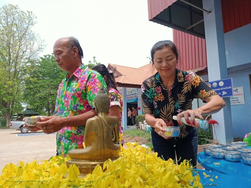 วันที่ 11 เมษายน 2567 เทศบาลตำบลปักธงชัย ได้จัดกิจกรรมรดน้ำดำหัว เพื่อเป็นการแสดงออกถึงความกตัญญูกตเวทีของผู้น้อยและขอขมาลาโทษที่ผู้น้อยอาจเคยล่วงเกินผู้ใหญ่ อีกทั้งเป็นการขอพรเพื่อความเป็นสิริมงคล ณ หอประชุมเทศบาลตำบลปักธงชัย