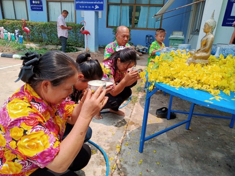 วันที่ 11 เมษายน 2567 เทศบาลตำบลปักธงชัย ได้จัดกิจกรรมรดน้ำดำหัว เพื่อเป็นการแสดงออกถึงความกตัญญูกตเวทีของผู้น้อยและขอขมาลาโทษที่ผู้น้อยอาจเคยล่วงเกินผู้ใหญ่ อีกทั้งเป็นการขอพรเพื่อความเป็นสิริมงคล ณ หอประชุมเทศบาลตำบลปักธงชัย