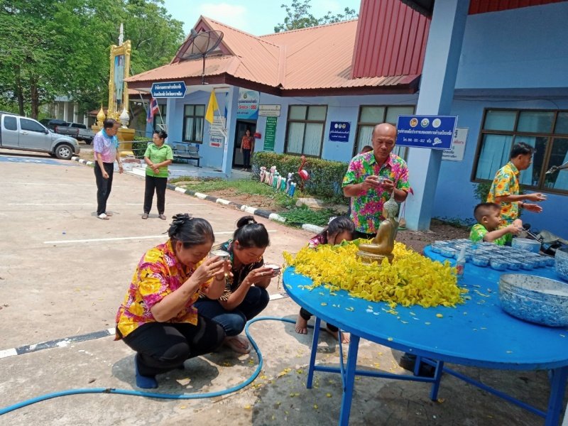 วันที่ 11 เมษายน 2567 เทศบาลตำบลปักธงชัย ได้จัดกิจกรรมรดน้ำดำหัว เพื่อเป็นการแสดงออกถึงความกตัญญูกตเวทีของผู้น้อยและขอขมาลาโทษที่ผู้น้อยอาจเคยล่วงเกินผู้ใหญ่ อีกทั้งเป็นการขอพรเพื่อความเป็นสิริมงคล ณ หอประชุมเทศบาลตำบลปักธงชัย