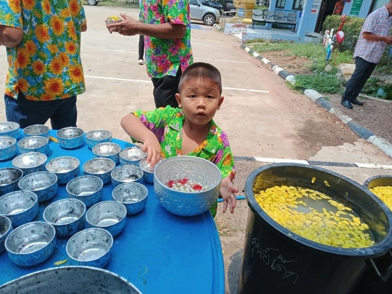 วันที่ 11 เมษายน 2567 เทศบาลตำบลปักธงชัย ได้จัดกิจกรรมรดน้ำดำหัว เพื่อเป็นการแสดงออกถึงความกตัญญูกตเวทีของผู้น้อยและขอขมาลาโทษที่ผู้น้อยอาจเคยล่วงเกินผู้ใหญ่ อีกทั้งเป็นการขอพรเพื่อความเป็นสิริมงคล ณ หอประชุมเทศบาลตำบลปักธงชัย