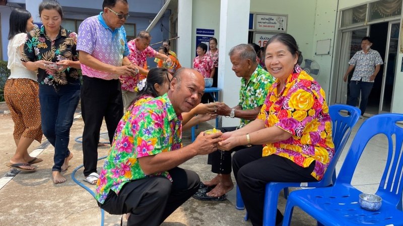 วันที่ 11 เมษายน 2567 เทศบาลตำบลปักธงชัย ได้จัดกิจกรรมรดน้ำดำหัว เพื่อเป็นการแสดงออกถึงความกตัญญูกตเวทีของผู้น้อยและขอขมาลาโทษที่ผู้น้อยอาจเคยล่วงเกินผู้ใหญ่ อีกทั้งเป็นการขอพรเพื่อความเป็นสิริมงคล ณ หอประชุมเทศบาลตำบลปักธงชัย