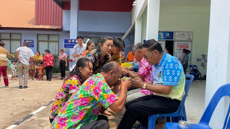 วันที่ 11 เมษายน 2567 เทศบาลตำบลปักธงชัย ได้จัดกิจกรรมรดน้ำดำหัว เพื่อเป็นการแสดงออกถึงความกตัญญูกตเวทีของผู้น้อยและขอขมาลาโทษที่ผู้น้อยอาจเคยล่วงเกินผู้ใหญ่ อีกทั้งเป็นการขอพรเพื่อความเป็นสิริมงคล ณ หอประชุมเทศบาลตำบลปักธงชัย