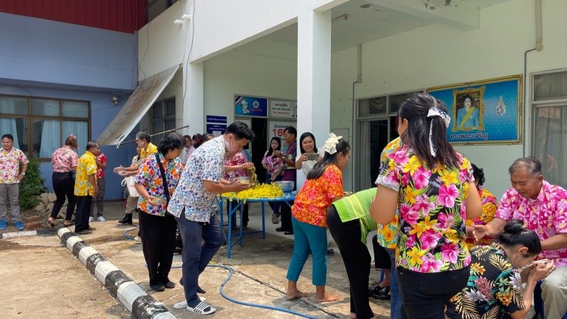 วันที่ 11 เมษายน 2567 เทศบาลตำบลปักธงชัย ได้จัดกิจกรรมรดน้ำดำหัว เพื่อเป็นการแสดงออกถึงความกตัญญูกตเวทีของผู้น้อยและขอขมาลาโทษที่ผู้น้อยอาจเคยล่วงเกินผู้ใหญ่ อีกทั้งเป็นการขอพรเพื่อความเป็นสิริมงคล ณ หอประชุมเทศบาลตำบลปักธงชัย