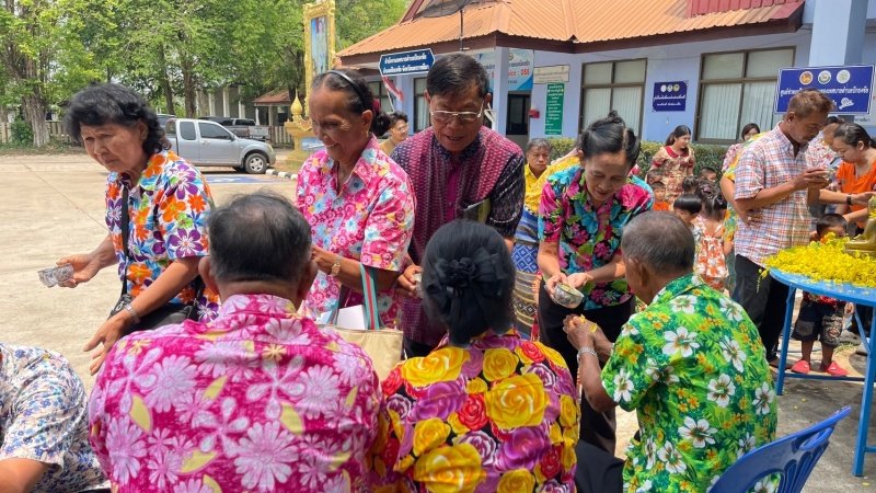 วันที่ 11 เมษายน 2567 เทศบาลตำบลปักธงชัย ได้จัดกิจกรรมรดน้ำดำหัว เพื่อเป็นการแสดงออกถึงความกตัญญูกตเวทีของผู้น้อยและขอขมาลาโทษที่ผู้น้อยอาจเคยล่วงเกินผู้ใหญ่ อีกทั้งเป็นการขอพรเพื่อความเป็นสิริมงคล ณ หอประชุมเทศบาลตำบลปักธงชัย