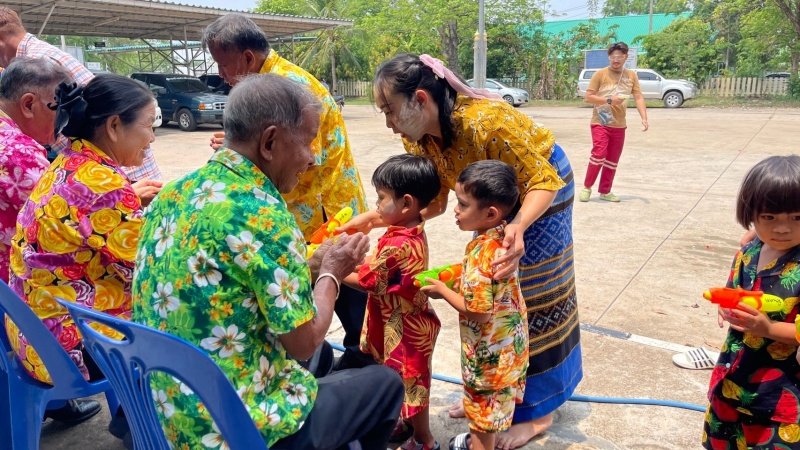 วันที่ 11 เมษายน 2567 เทศบาลตำบลปักธงชัย ได้จัดกิจกรรมรดน้ำดำหัว เพื่อเป็นการแสดงออกถึงความกตัญญูกตเวทีของผู้น้อยและขอขมาลาโทษที่ผู้น้อยอาจเคยล่วงเกินผู้ใหญ่ อีกทั้งเป็นการขอพรเพื่อความเป็นสิริมงคล ณ หอประชุมเทศบาลตำบลปักธงชัย