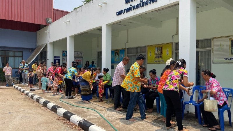 วันที่ 11 เมษายน 2567 เทศบาลตำบลปักธงชัย ได้จัดกิจกรรมรดน้ำดำหัว เพื่อเป็นการแสดงออกถึงความกตัญญูกตเวทีของผู้น้อยและขอขมาลาโทษที่ผู้น้อยอาจเคยล่วงเกินผู้ใหญ่ อีกทั้งเป็นการขอพรเพื่อความเป็นสิริมงคล ณ หอประชุมเทศบาลตำบลปักธงชัย