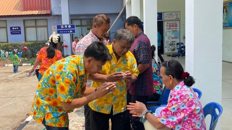 วันที่ 11 เมษายน 2567 เทศบาลตำบลปักธงชัย ได้จัดกิจกรรมรดน้ำดำหัว เพื่อเป็นการแสดงออกถึงความกตัญญูกตเวทีของผู้น้อยและขอขมาลาโทษที่ผู้น้อยอาจเคยล่วงเกินผู้ใหญ่ อีกทั้งเป็นการขอพรเพื่อความเป็นสิริมงคล ณ หอประชุมเทศบาลตำบลปักธงชัย