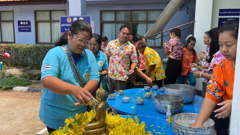 วันที่ 11 เมษายน 2567 เทศบาลตำบลปักธงชัย ได้จัดกิจกรรมรดน้ำดำหัว เพื่อเป็นการแสดงออกถึงความกตัญญูกตเวทีของผู้น้อยและขอขมาลาโทษที่ผู้น้อยอาจเคยล่วงเกินผู้ใหญ่ อีกทั้งเป็นการขอพรเพื่อความเป็นสิริมงคล ณ หอประชุมเทศบาลตำบลปักธงชัย