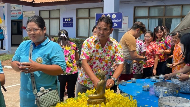 วันที่ 11 เมษายน 2567 เทศบาลตำบลปักธงชัย ได้จัดกิจกรรมรดน้ำดำหัว เพื่อเป็นการแสดงออกถึงความกตัญญูกตเวทีของผู้น้อยและขอขมาลาโทษที่ผู้น้อยอาจเคยล่วงเกินผู้ใหญ่ อีกทั้งเป็นการขอพรเพื่อความเป็นสิริมงคล ณ หอประชุมเทศบาลตำบลปักธงชัย