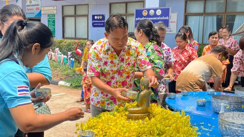วันที่ 11 เมษายน 2567 เทศบาลตำบลปักธงชัย ได้จัดกิจกรรมรดน้ำดำหัว เพื่อเป็นการแสดงออกถึงความกตัญญูกตเวทีของผู้น้อยและขอขมาลาโทษที่ผู้น้อยอาจเคยล่วงเกินผู้ใหญ่ อีกทั้งเป็นการขอพรเพื่อความเป็นสิริมงคล ณ หอประชุมเทศบาลตำบลปักธงชัย