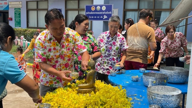 วันที่ 11 เมษายน 2567 เทศบาลตำบลปักธงชัย ได้จัดกิจกรรมรดน้ำดำหัว เพื่อเป็นการแสดงออกถึงความกตัญญูกตเวทีของผู้น้อยและขอขมาลาโทษที่ผู้น้อยอาจเคยล่วงเกินผู้ใหญ่ อีกทั้งเป็นการขอพรเพื่อความเป็นสิริมงคล ณ หอประชุมเทศบาลตำบลปักธงชัย