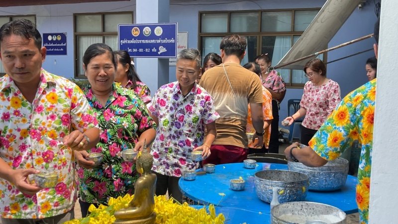 วันที่ 11 เมษายน 2567 เทศบาลตำบลปักธงชัย ได้จัดกิจกรรมรดน้ำดำหัว เพื่อเป็นการแสดงออกถึงความกตัญญูกตเวทีของผู้น้อยและขอขมาลาโทษที่ผู้น้อยอาจเคยล่วงเกินผู้ใหญ่ อีกทั้งเป็นการขอพรเพื่อความเป็นสิริมงคล ณ หอประชุมเทศบาลตำบลปักธงชัย