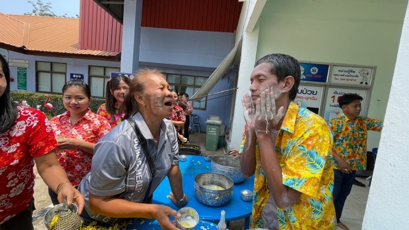 วันที่ 11 เมษายน 2567 เทศบาลตำบลปักธงชัย ได้จัดกิจกรรมรดน้ำดำหัว เพื่อเป็นการแสดงออกถึงความกตัญญูกตเวทีของผู้น้อยและขอขมาลาโทษที่ผู้น้อยอาจเคยล่วงเกินผู้ใหญ่ อีกทั้งเป็นการขอพรเพื่อความเป็นสิริมงคล ณ หอประชุมเทศบาลตำบลปักธงชัย