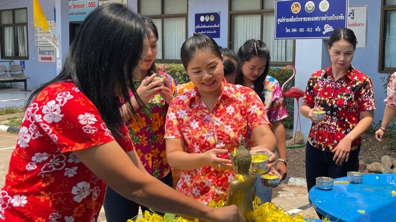 วันที่ 11 เมษายน 2567 เทศบาลตำบลปักธงชัย ได้จัดกิจกรรมรดน้ำดำหัว เพื่อเป็นการแสดงออกถึงความกตัญญูกตเวทีของผู้น้อยและขอขมาลาโทษที่ผู้น้อยอาจเคยล่วงเกินผู้ใหญ่ อีกทั้งเป็นการขอพรเพื่อความเป็นสิริมงคล ณ หอประชุมเทศบาลตำบลปักธงชัย