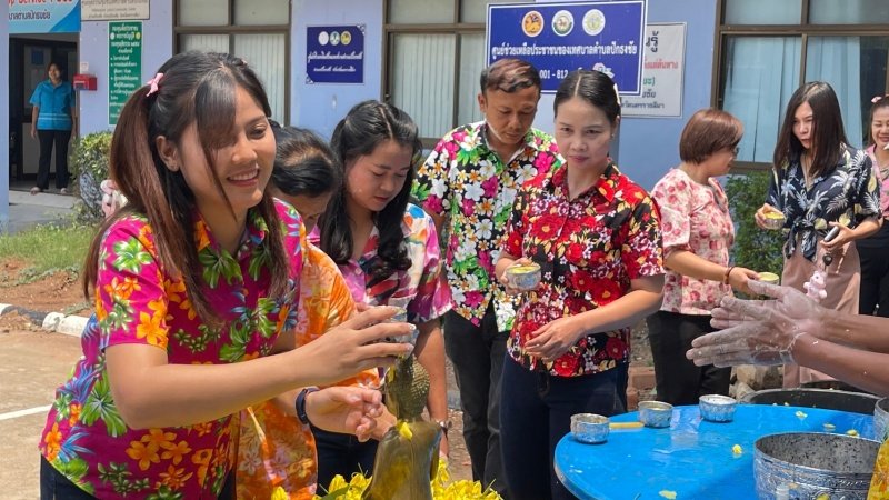 วันที่ 11 เมษายน 2567 เทศบาลตำบลปักธงชัย ได้จัดกิจกรรมรดน้ำดำหัว เพื่อเป็นการแสดงออกถึงความกตัญญูกตเวทีของผู้น้อยและขอขมาลาโทษที่ผู้น้อยอาจเคยล่วงเกินผู้ใหญ่ อีกทั้งเป็นการขอพรเพื่อความเป็นสิริมงคล ณ หอประชุมเทศบาลตำบลปักธงชัย