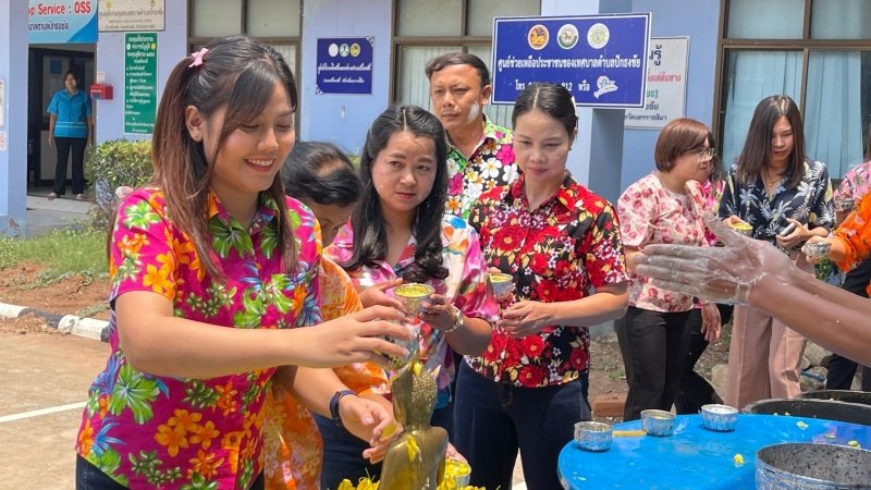 วันที่ 11 เมษายน 2567 เทศบาลตำบลปักธงชัย ได้จัดกิจกรรมรดน้ำดำหัว เพื่อเป็นการแสดงออกถึงความกตัญญูกตเวทีของผู้น้อยและขอขมาลาโทษที่ผู้น้อยอาจเคยล่วงเกินผู้ใหญ่ อีกทั้งเป็นการขอพรเพื่อความเป็นสิริมงคล ณ หอประชุมเทศบาลตำบลปักธงชัย