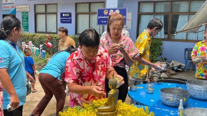 วันที่ 11 เมษายน 2567 เทศบาลตำบลปักธงชัย ได้จัดกิจกรรมรดน้ำดำหัว เพื่อเป็นการแสดงออกถึงความกตัญญูกตเวทีของผู้น้อยและขอขมาลาโทษที่ผู้น้อยอาจเคยล่วงเกินผู้ใหญ่ อีกทั้งเป็นการขอพรเพื่อความเป็นสิริมงคล ณ หอประชุมเทศบาลตำบลปักธงชัย