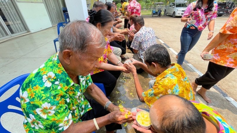 วันที่ 11 เมษายน 2567 เทศบาลตำบลปักธงชัย ได้จัดกิจกรรมรดน้ำดำหัว เพื่อเป็นการแสดงออกถึงความกตัญญูกตเวทีของผู้น้อยและขอขมาลาโทษที่ผู้น้อยอาจเคยล่วงเกินผู้ใหญ่ อีกทั้งเป็นการขอพรเพื่อความเป็นสิริมงคล ณ หอประชุมเทศบาลตำบลปักธงชัย