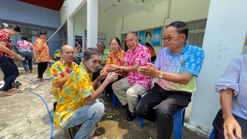 วันที่ 11 เมษายน 2567 เทศบาลตำบลปักธงชัย ได้จัดกิจกรรมรดน้ำดำหัว เพื่อเป็นการแสดงออกถึงความกตัญญูกตเวทีของผู้น้อยและขอขมาลาโทษที่ผู้น้อยอาจเคยล่วงเกินผู้ใหญ่ อีกทั้งเป็นการขอพรเพื่อความเป็นสิริมงคล ณ หอประชุมเทศบาลตำบลปักธงชัย