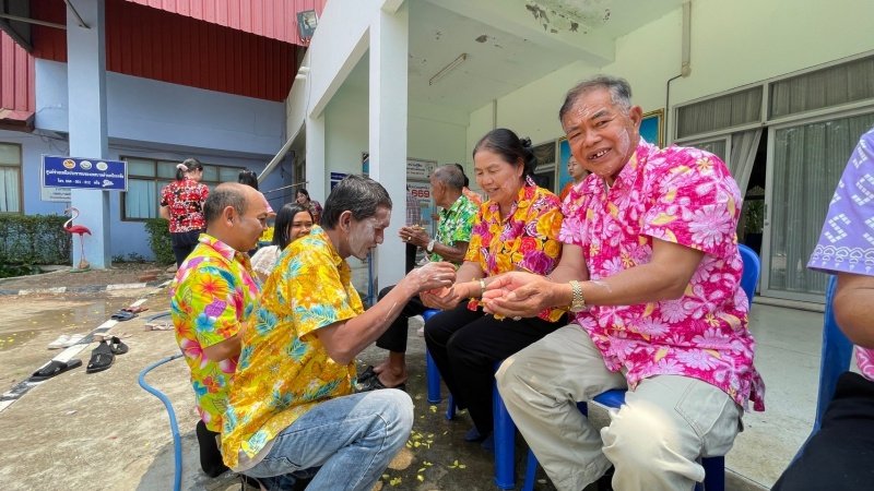 วันที่ 11 เมษายน 2567 เทศบาลตำบลปักธงชัย ได้จัดกิจกรรมรดน้ำดำหัว เพื่อเป็นการแสดงออกถึงความกตัญญูกตเวทีของผู้น้อยและขอขมาลาโทษที่ผู้น้อยอาจเคยล่วงเกินผู้ใหญ่ อีกทั้งเป็นการขอพรเพื่อความเป็นสิริมงคล ณ หอประชุมเทศบาลตำบลปักธงชัย