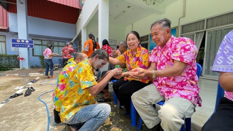 วันที่ 11 เมษายน 2567 เทศบาลตำบลปักธงชัย ได้จัดกิจกรรมรดน้ำดำหัว เพื่อเป็นการแสดงออกถึงความกตัญญูกตเวทีของผู้น้อยและขอขมาลาโทษที่ผู้น้อยอาจเคยล่วงเกินผู้ใหญ่ อีกทั้งเป็นการขอพรเพื่อความเป็นสิริมงคล ณ หอประชุมเทศบาลตำบลปักธงชัย