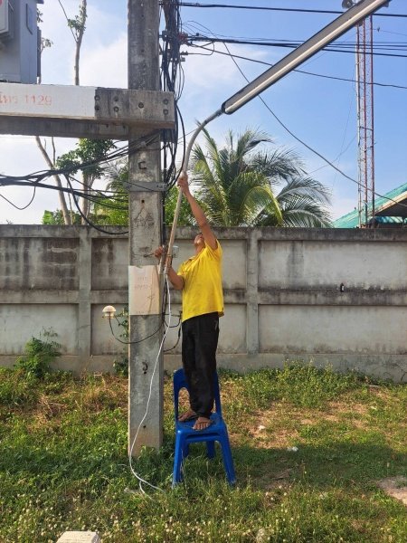 กองช่าง เทศบาลตำบลปักธงชัย ซ่อมแซมไฟฟ้าสาธารณะ เพื่อแก้ไขปัญหาความเดือดร้อน ลดการเกิดอุบัติเหตุ ป้องกันเหตุร้ายในพื้นที่เทศบาลตำบลปักธงชัย ประจำเดือนมกราคม – มีนาคม 2567