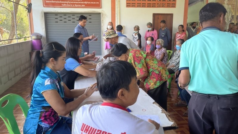 งานพัฒนาชุมชน และ กองสาธารณสุขและสิ่งแวดล้อม เทศบาลตำบลปักธงชัยออกหน่วยบริการเคลื่อนที่จ่ายเบี้ยยังชีพและบริการจัดเก็บค่าบริการเก็บขนขยะ ช่วงเดือนมกราคม – มีนาคม 2567