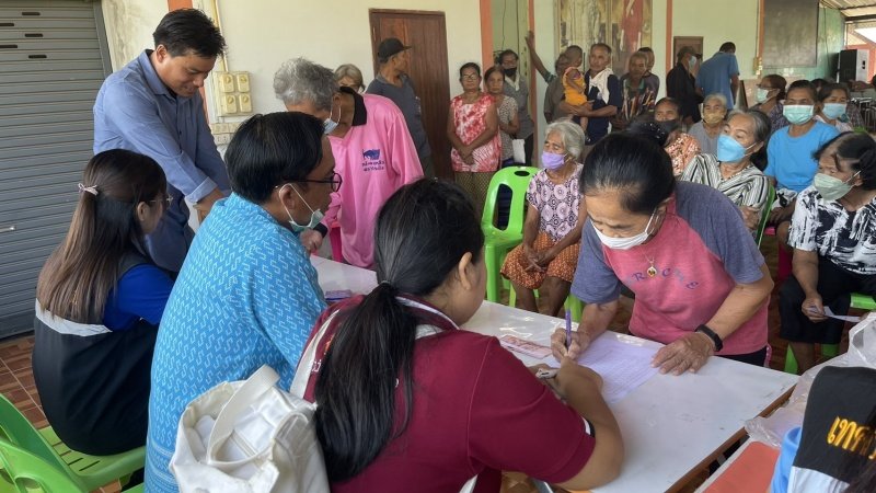 งานพัฒนาชุมชน และ กองสาธารณสุขและสิ่งแวดล้อม เทศบาลตำบลปักธงชัยออกหน่วยบริการเคลื่อนที่จ่ายเบี้ยยังชีพและบริการจัดเก็บค่าบริการเก็บขนขยะ ช่วงเดือนมกราคม – มีนาคม 2567