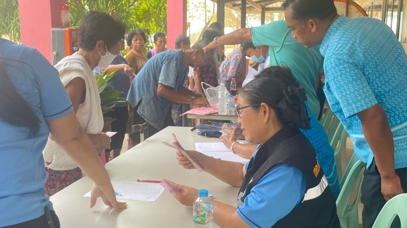 งานพัฒนาชุมชน และ กองสาธารณสุขและสิ่งแวดล้อม เทศบาลตำบลปักธงชัยออกหน่วยบริการเคลื่อนที่จ่ายเบี้ยยังชีพและบริการจัดเก็บค่าบริการเก็บขนขยะ ช่วงเดือนมกราคม – มีนาคม 2567