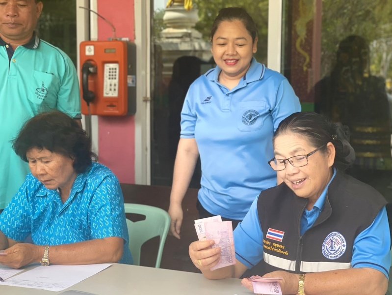 งานพัฒนาชุมชน และ กองสาธารณสุขและสิ่งแวดล้อม เทศบาลตำบลปักธงชัยออกหน่วยบริการเคลื่อนที่จ่ายเบี้ยยังชีพและบริการจัดเก็บค่าบริการเก็บขนขยะ ช่วงเดือนมกราคม – มีนาคม 2567