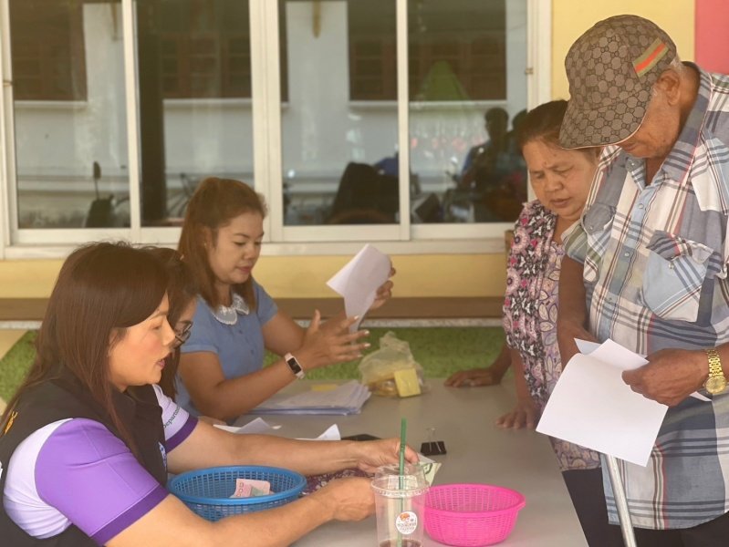 งานพัฒนาชุมชน และ กองสาธารณสุขและสิ่งแวดล้อม เทศบาลตำบลปักธงชัยออกหน่วยบริการเคลื่อนที่จ่ายเบี้ยยังชีพและบริการจัดเก็บค่าบริการเก็บขนขยะ ช่วงเดือนมกราคม – มีนาคม 2567