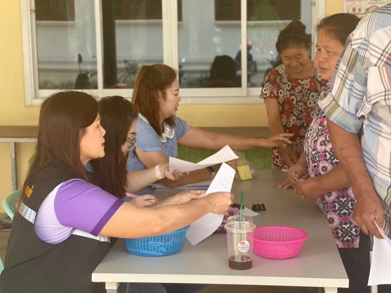 งานพัฒนาชุมชน และ กองสาธารณสุขและสิ่งแวดล้อม เทศบาลตำบลปักธงชัยออกหน่วยบริการเคลื่อนที่จ่ายเบี้ยยังชีพและบริการจัดเก็บค่าบริการเก็บขนขยะ ช่วงเดือนมกราคม – มีนาคม 2567