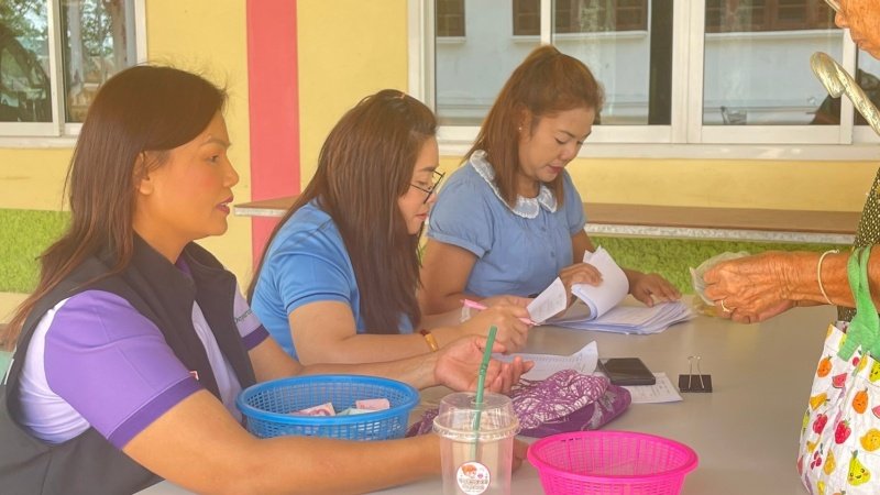 งานพัฒนาชุมชน และ กองสาธารณสุขและสิ่งแวดล้อม เทศบาลตำบลปักธงชัยออกหน่วยบริการเคลื่อนที่จ่ายเบี้ยยังชีพและบริการจัดเก็บค่าบริการเก็บขนขยะ ช่วงเดือนมกราคม – มีนาคม 2567