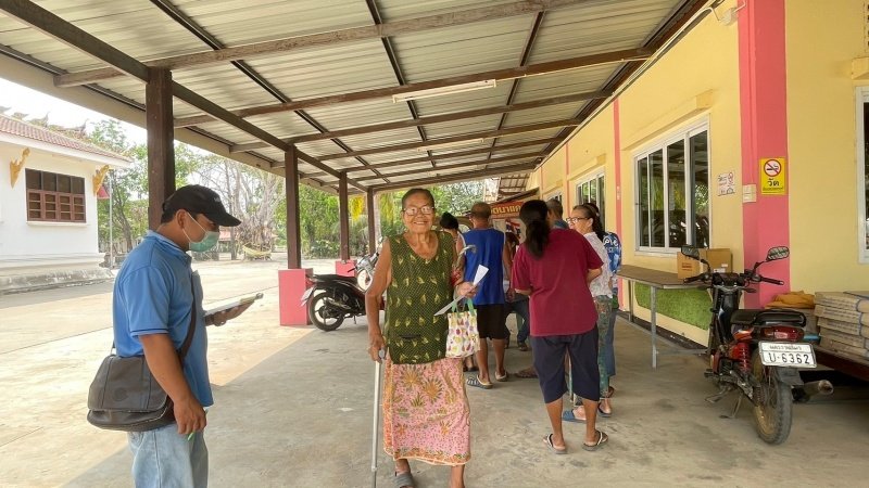 งานพัฒนาชุมชน และ กองสาธารณสุขและสิ่งแวดล้อม เทศบาลตำบลปักธงชัยออกหน่วยบริการเคลื่อนที่จ่ายเบี้ยยังชีพและบริการจัดเก็บค่าบริการเก็บขนขยะ ช่วงเดือนมกราคม – มีนาคม 2567