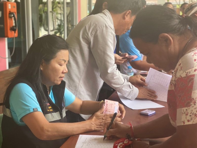 งานพัฒนาชุมชน และ กองสาธารณสุขและสิ่งแวดล้อม เทศบาลตำบลปักธงชัยออกหน่วยบริการเคลื่อนที่จ่ายเบี้ยยังชีพและบริการจัดเก็บค่าบริการเก็บขนขยะ ช่วงเดือนมกราคม – มีนาคม 2567