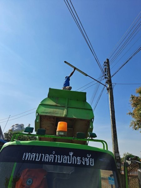 กองช่าง เทศบาลตำบลปักธงชัย ดำเนินการซ่อมแซมไฟฟ้าสาธารณะเพื่อแก้ไขปัญหาความเดือดร้อน ลดการเกิดอุบัติเหตุ ป้องกันเหตุร้ายในพื้นทีเทศบาลตำบลปักธงชัย ช่วงเดือนกรกฎาคม – กันยายน 2565