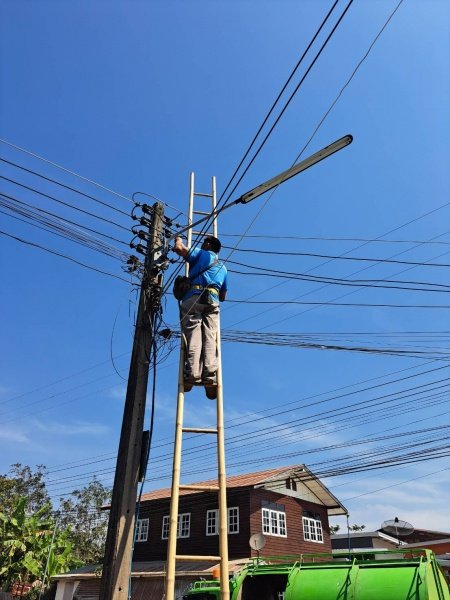 กองช่าง เทศบาลตำบลปักธงชัย ดำเนินการซ่อมแซมไฟฟ้าสาธารณะเพื่อแก้ไขปัญหาความเดือดร้อน ลดการเกิดอุบัติเหตุ ป้องกันเหตุร้ายในพื้นทีเทศบาลตำบลปักธงชัย ช่วงเดือนกรกฎาคม – กันยายน 2565