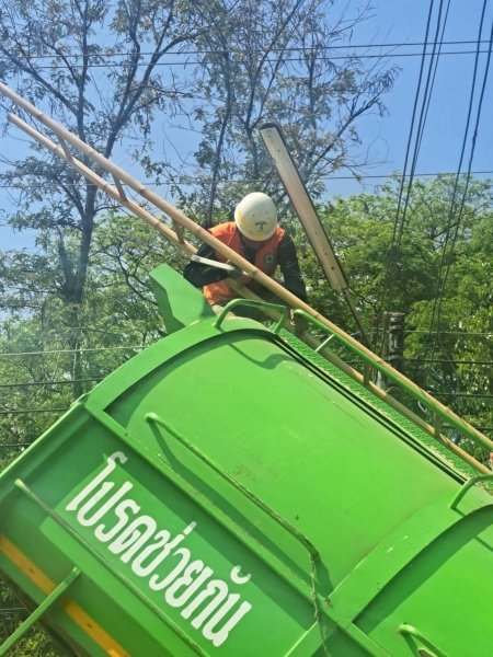 กองช่าง เทศบาลตำบลปักธงชัย ดำเนินการซ่อมแซมไฟฟ้าสาธารณะเพื่อแก้ไขปัญหาความเดือดร้อน ลดการเกิดอุบัติเหตุ ป้องกันเหตุร้ายในพื้นทีเทศบาลตำบลปักธงชัย ช่วงเดือนกรกฎาคม – กันยายน 2565