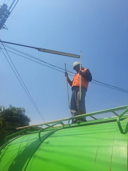 กองช่าง เทศบาลตำบลปักธงชัย ดำเนินการซ่อมแซมไฟฟ้าสาธารณะเพื่อแก้ไขปัญหาความเดือดร้อน ลดการเกิดอุบัติเหตุ ป้องกันเหตุร้ายในพื้นทีเทศบาลตำบลปักธงชัย ช่วงเดือนกรกฎาคม – กันยายน 2565