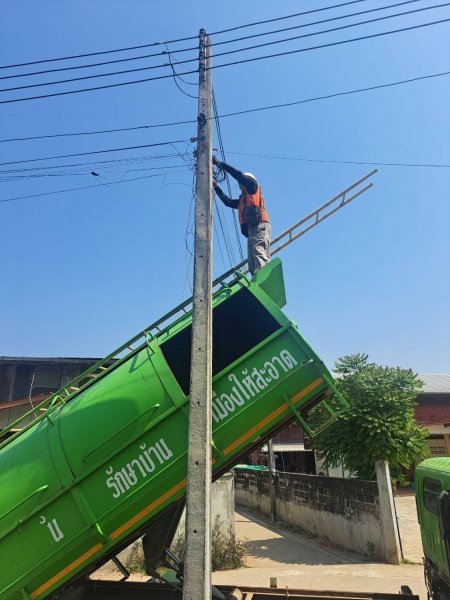 กองช่าง เทศบาลตำบลปักธงชัย ดำเนินการซ่อมแซมไฟฟ้าสาธารณะเพื่อแก้ไขปัญหาความเดือดร้อน ลดการเกิดอุบัติเหตุ ป้องกันเหตุร้ายในพื้นทีเทศบาลตำบลปักธงชัย ช่วงเดือนกรกฎาคม – กันยายน 2565