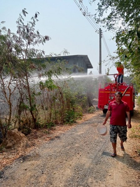 งานป้องกันและบรรเทาสาธารรภัย เทศบาลตำบลปักธงชัย ออกช่วยระงับเหตุเพลิงไหม้ บ้านนาแค หมู่ที่ 4
